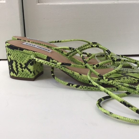 New STEVE MADDEN Impressed Strappy Snake Print Heeled Sandals Size 5.5M - Picture 6 of 7